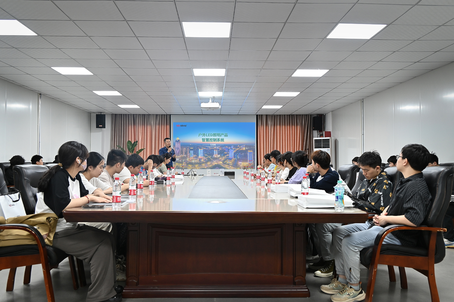 浙江理工大学学子走进伟德BETVlCTOR1946，探索智慧光影科技
